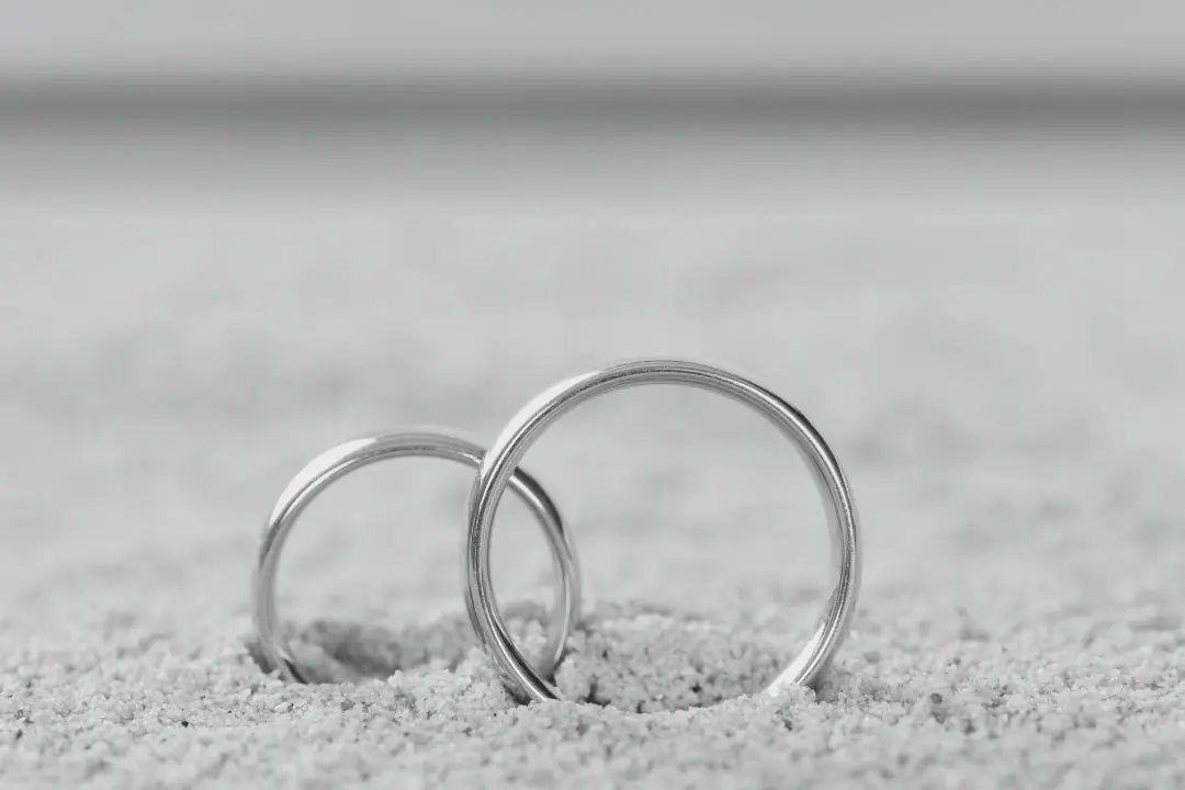 rings in sand